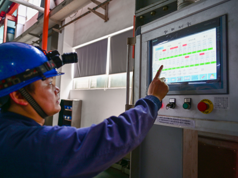 1653982247911425.jpg 姜良歸在操作機器控制臺_副本.jpg
